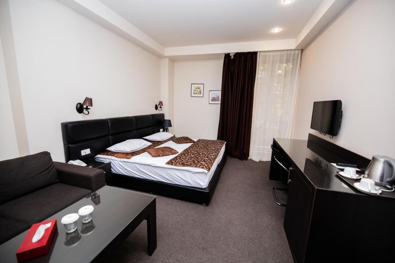 Diamond Hotel Erivan Exterior foto